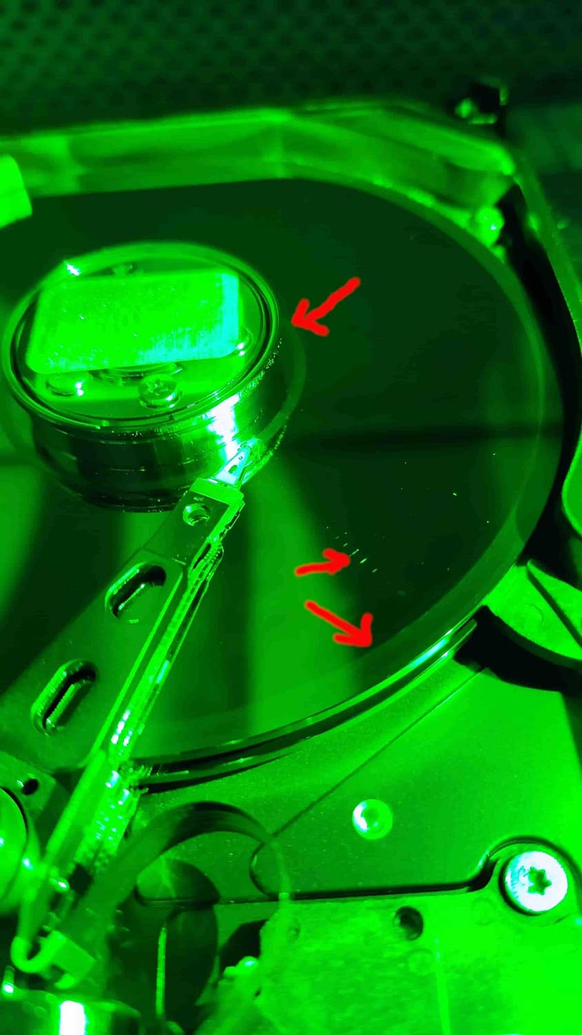 Disco Seagate visto com luz verde com danos visiveis